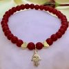 PN 0023 - Foto1 Pulsera Jade Rojo 6 mm con Baño de Oro Mano de Fatima