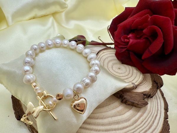 PN 0034 - Foto 2 Pulsera de Perlas de Rio 8 mm con baño de oro con Corazón y Cierre Marinero Mariposa