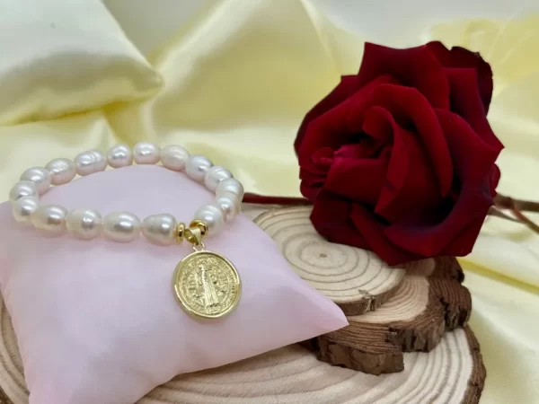 PN 0035 - Foto 2 Pulsera de Perlas de Rio 10 mm con baño de oro Medalla San Benito