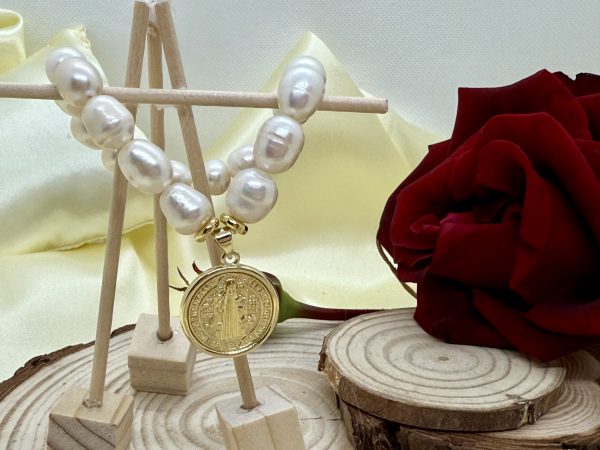 PN 0035 - Foto 5 Pulsera de Perlas de Rio 10 mm con baño de oro Medalla San Benito